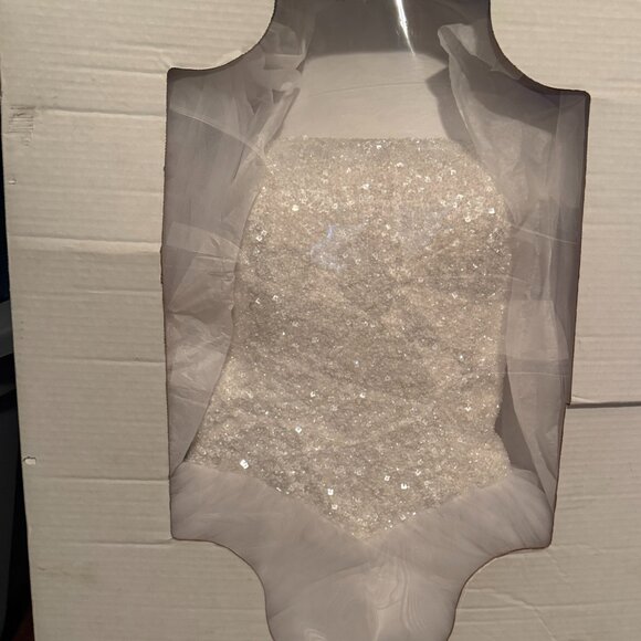 Size 8 Oleg Cassini Wedding Dress - Picture 2 of 2